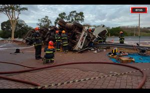 Caminhão Que Tombou Na Anhanguera, Em Ribeirão Preto, Estava Carregado De Produtos Tóxicos