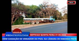 Caminhão Carregado De Lenha Perde Controle E Colide Com Guard Rail