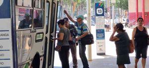 Fiscais do Transporte fazem ação para conscientizar sobre nova linha de ônibus