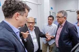 Ministro-chefe de Relações Institucionais visita Centro de Terapia Celular na USP