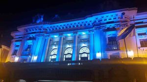 Esplanada do Theatro Pedro II recebe iluminação azul