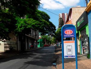Pontos de ônibus recebem adesivo com código para consultar o trajeto das linhas em tempo real