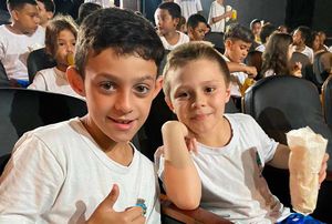 Alunos da Rede Municipal participam do Projeto "Escola Vai ao Cinema"