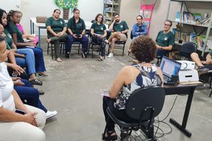 Coordenadora do PETI apresenta programa à equipe da Casa das Mangueiras