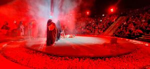 Teatro de Arena recebe multidão de fiéis durante encenação da Paixão de Cristo