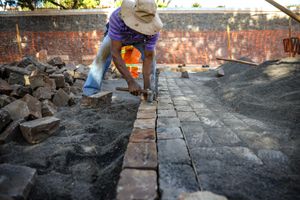 Tradicionais paralelepípedos da Avenida Nove de Julho são instalados