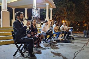 “Rei do Rádio” encanta o público no coreto da Praça 7 de Setembro