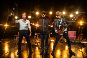 “Titãs Microfonado” tem ingresso solidário para ajudar a população do Rio Grande do Sul