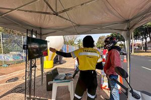 Nova blitz conscientiza 101 motociclistas na zona Oeste