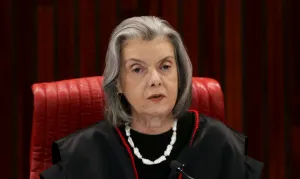 Cármen defende Moraes e rebate crítica sobre acúmulo de cargos com TSE