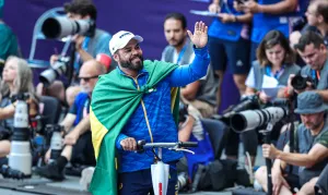 Atletismo: Claudiney Batista é tricampeão e Beth Gomes prata em Paris