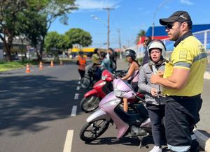 Nova blitz conscientiza 120 motociclistas na avenida Costa e Silva