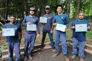 Carteirinhas e certificados dos alunos formados no Curso de Poda em Árvores Urbanas começam a ser entregues