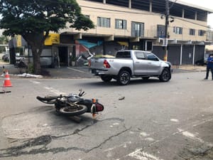 Acidente fatal em Ribeirão Preto: motociclista morre após colisão com caminhonete