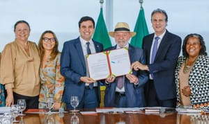 Lula sanciona lei que restringe uso de celular em escolas