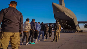 Trump impõe sanções à Colômbia após país recusar voos de deportação