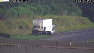 Dois mortos em colisão entre van e caminhão na Rodovia Anhanguera