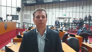 Isaac Antunes comenta licença de Eduardo Bolsonaro e alerta para cenário institucional