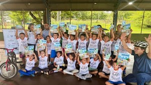 Alunos recebem CNH de ciclista na Escola Virgílio Salata