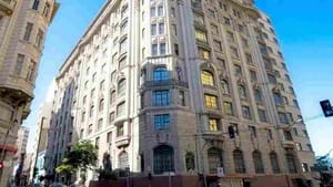 Faculdade paulista expulsa 12 alunos por faixa em alusão a estupro