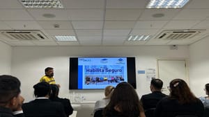 Funcionários de shopping recebem orientações sobre trânsito seguro