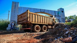 Mais de 100 toneladas de lixo são retiradas do Parque Rubem Cione no primeiro dia de limpeza