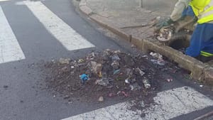 Mutirão de limpeza de bocas de lobo é iniciado no Centro de Ribeirão Preto