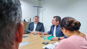 Prefeitura adverte conecta por atrasos na iluminação pública