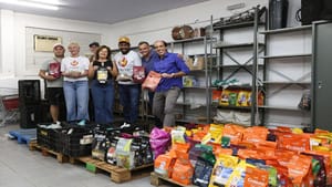 Secretaria de Esportes e Fundo Social doam cerca de 300 quilos de ração para cuidadores de pets