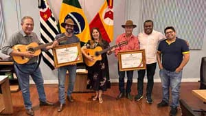 Barretos presta homenagem à dupla de violeiros barretenses