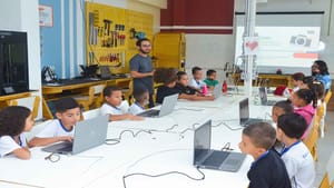 Educação de Franca realiza atividade com alunos da EJA no Espaço Maker