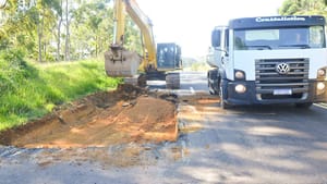 Emdef faz manutenção de asfalto da rodovia João Traficante