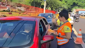 Maio Amarelo: mães são homenageadas em blitz de conscientização
