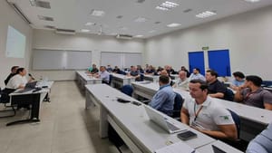 Regularização de fios de internet e telefonia soltos no Centro começa em junho