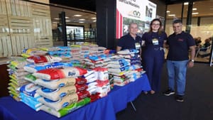 Simpósio AEAARP doa alimentos para o Fundo Social da Prefeitura de Ribeirão Preto