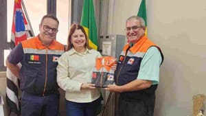 Vice-prefeito e primeira-dama recebem colete da Defesa Civil e são formalmente convidados para treinamento do dia 6