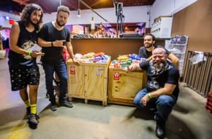 Festival Pé na Porta reúne artistas locais e arrecada alimentos no Teatro de Arena