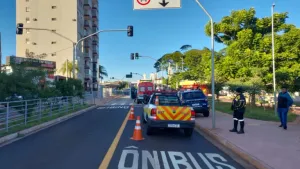 Adolescente é atropelado por ônibus em frente à Praça Salvador Spadoni em Ribeirão Preto