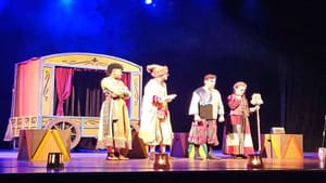 Alunos da rede municipal participam de musical infantil no Teatro Municipal