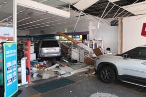 Carro invade farmácia em Matão e deixa três feridos após calçado prender acelerador