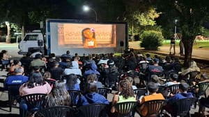Cine Céu leva cinema itinerante movido a energia solar para bairros de Ribeirão Preto