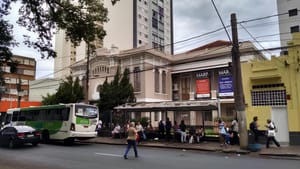 Debate sobre ponto de ônibus em frente ao Museu de Arte de Ribeirão Preto persiste após 15 anos