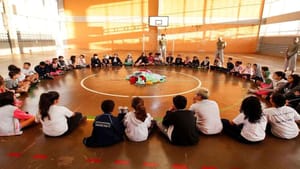 Escolas municipais recebem oficinas de dança que valorizam a expressão individual das crianças