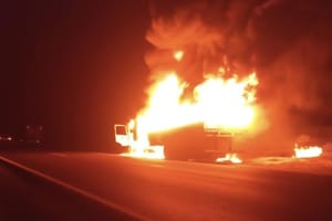 Caminhão frigorífico é consumido pelo fogo na rodovia Anhanguera próximo a São Joaquim da Barra