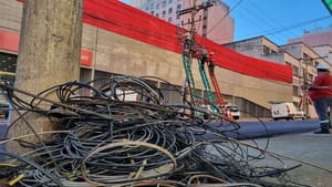 Mais de 3 toneladas de fios soltos são retiradas da região central de Ribeirão Preto