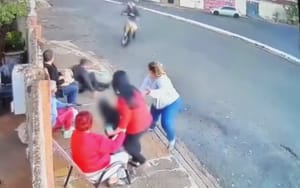 Motociclista perde controle ao empinar moto e fere mulher em Bebedouro