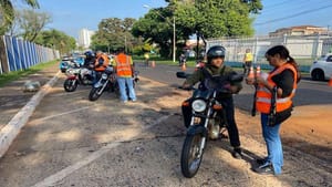 Nova blitz conscientiza 95 motociclistas na zona Oeste