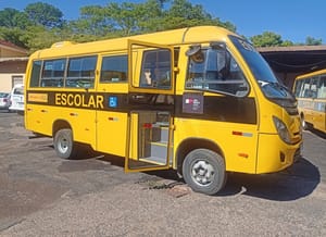 Prefeito de Santa Rosa de Viterbo apresenta micro-ônibus que levará crianças para atendimento em Ribeirão Preto