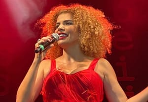 Vanessa da Mata encerra palco dedicado à mulher no João Rock 2025 com show teatral e repertório diversificado