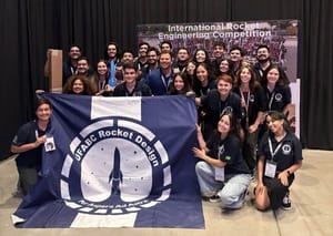 Estudante de Ribeirão Preto lidera equipe brasileira campeã mundial de foguetes no Texas